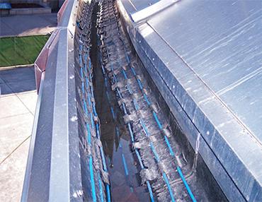 Roof gutter trace system installed in large commercial structure