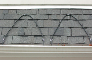 Self-regulating heating cable installed at roof's edge